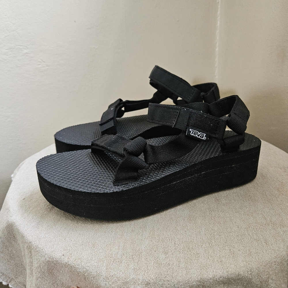 Teva Flatform Universal Sandal Size 9.